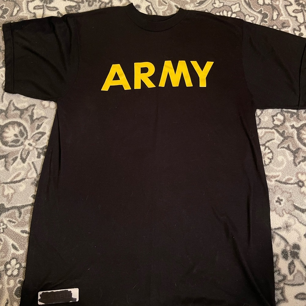U. S. Army short sleeve PT t-shirt. Black. Size M.